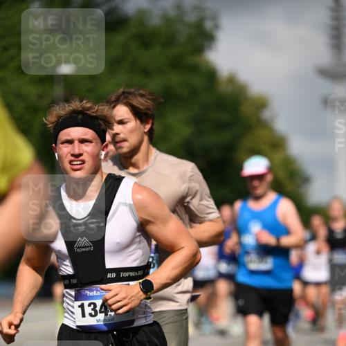 29.06.2025 - hella hamburg halbmarathon Dr. Thomas Lammeyer http://msf.ph/oto/8305110 29.06.2025 09:54:20 Kennedybrücke 1209, 1358, 1441, 1677, 1697, 2546, 3056, 3626, 4205, 4229, 4380, 4893, 5026, 5472, 5506, 5508, 5752, 5916, 6080, 6429, 6639, 6686, 6687, 7026, 7110, 8091, 8122, 8574, 8958, 10064, 10783, 11281, 11284, 11305 meine-sportfotos.de