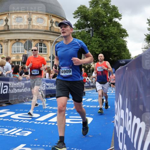 29.06.2025 - hella hamburg halbmarathon Strokosch-Dieckow http://msf.ph/oto/8305547 29.06.2025 10:55:43 Ziel 1120, 1143, 1179, 1834, 2955, 2982, 3256, 4897, 5021, 6569, 6924, 7221, 8255, 8618, 10212, 11039, 12483, 12515, 12858, 13474, 14365, 14909, 15896, 16401, 16434, 16786, 18064, 18125, 18190, 18867, 19047 meine-sportfotos.de