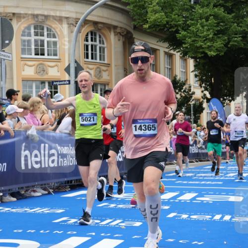 29.06.2025 - hella hamburg halbmarathon Strokosch-Dieckow http://msf.ph/oto/8305733 29.06.2025 10:55:47 Ziel 1143, 1179, 1834, 2612, 3256, 3668, 4772, 5021, 6569, 6924, 7221, 7976, 8255, 8618, 8968, 9246, 10212, 12483, 12858, 13474, 14365, 14909, 16401, 16434, 16786, 18125, 18190, 18867, 19047 meine-sportfotos.de