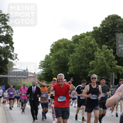 29.06.2025 - hella hamburg halbmarathon Jannik Wohlers http://msf.ph/oto/8305815 29.06.2025 10:37:46 Lombardsbrücke 1196, 1394, 1457, 1596, 1742, 1901, 1966, 2498, 2786, 3242, 3338, 3716, 3880, 4414, 4921, 5300, 5713, 6199, 6200, 6697, 6751, 6930, 7118, 7165, 7552, 7629, 7868, 7914, 8198, 8199, 8539, 8615, 8696, 9350, 9391, 10025, 10584, 11152, 11421, 11479, 11812, 12573, 12675, 12892, 12997, 13103, 13442, 13833, 14016, 14163, 14406, 15329, 15355, 15417, 15562, 15762, 16061, 16220, 16465, 16658, 16876, 16942, 17053, 18572, 18592, 18937 meine-sportfotos.de