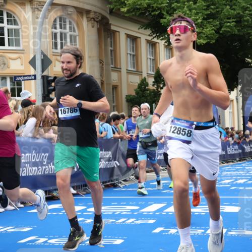 29.06.2025 - hella hamburg halbmarathon Strokosch-Dieckow http://msf.ph/oto/8305887 29.06.2025 10:55:50 Ziel 1179, 2612, 3256, 3668, 4772, 5021, 6569, 7147, 7221, 7976, 8968, 9246, 10084, 12858, 13474, 14365, 15868, 15884, 16401, 16434, 16786, 18125, 18867, 19047 meine-sportfotos.de