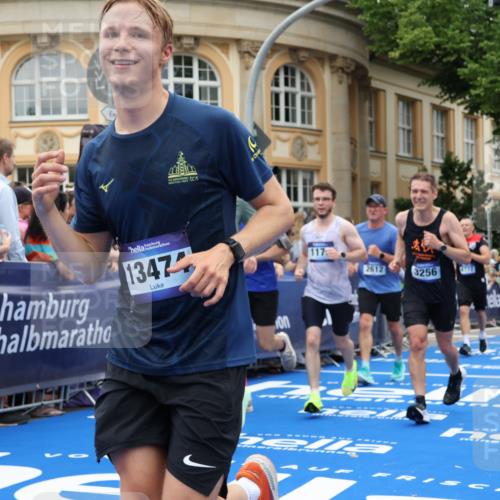 29.06.2025 - hella hamburg halbmarathon Strokosch-Dieckow http://msf.ph/oto/8305983 29.06.2025 10:55:51 Ziel 1179, 2612, 3256, 3668, 4772, 5021, 6569, 7147, 7221, 7976, 8968, 9246, 10084, 12858, 13474, 14365, 14867, 15184, 15868, 15884, 16401, 16434, 16786, 18125, 18867, 19047 meine-sportfotos.de