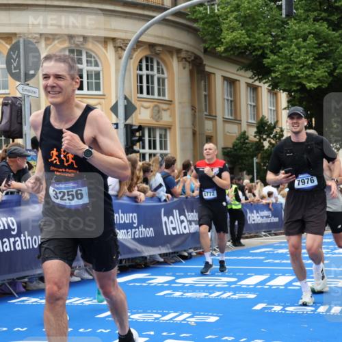 29.06.2025 - hella hamburg halbmarathon Strokosch-Dieckow http://msf.ph/oto/8306137 29.06.2025 10:55:53 Ziel 1179, 2612, 3256, 3668, 4772, 6569, 7147, 7976, 8968, 9246, 10084, 12858, 13474, 14867, 15184, 15868, 15884, 16176, 16401, 16434, 16786, 18125, 18867, 19047 meine-sportfotos.de