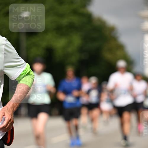 29.06.2025 - hella hamburg halbmarathon Dr. Thomas Lammeyer http://msf.ph/oto/8306178 29.06.2025 10:16:41 Kennedybrücke 1020, 1051, 2531, 2942, 3360, 3363, 4532, 5150, 6489, 7014, 7873, 7907, 8398, 8405, 8917, 9705, 10067, 10402, 10409, 11025 meine-sportfotos.de