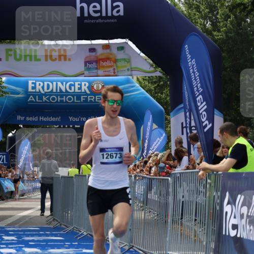 29.06.2025 - hella hamburg halbmarathon Strokosch-Dieckow http://msf.ph/oto/8306376 29.06.2025 10:15:31 Ziel 12673 meine-sportfotos.de