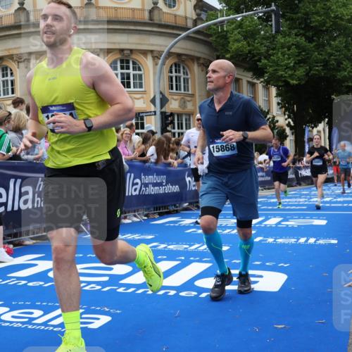 29.06.2025 - hella hamburg halbmarathon Strokosch-Dieckow http://msf.ph/oto/8306536 29.06.2025 10:55:59 Ziel 1180, 3042, 3058, 4772, 5570, 7147, 7594, 8968, 9246, 10084, 12545, 14867, 15184, 15868, 15884, 16176, 17640, 17642, 18212 meine-sportfotos.de
