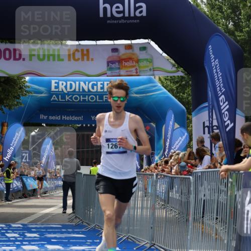 29.06.2025 - hella hamburg halbmarathon Strokosch-Dieckow http://msf.ph/oto/8306545 29.06.2025 10:15:31 Ziel 12673 meine-sportfotos.de