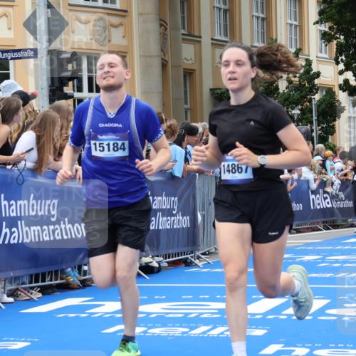 29.06.2025 - hella hamburg halbmarathon Strokosch-Dieckow http://msf.ph/oto/8306633 29.06.2025 10:56:01 Ziel 1180, 3042, 3058, 4594, 4813, 5492, 5570, 7147, 7594, 8330, 8968, 9246, 10084, 12545, 14867, 15184, 15868, 15884, 16176, 17640, 17642, 18212 meine-sportfotos.de