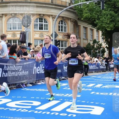 29.06.2025 - hella hamburg halbmarathon Strokosch-Dieckow http://msf.ph/oto/8306667 29.06.2025 10:56:01 Ziel 1180, 3042, 3058, 4594, 4813, 5492, 5570, 7147, 7594, 8330, 8968, 9246, 10084, 12545, 14867, 15184, 15868, 15884, 16176, 17640, 17642, 18212 meine-sportfotos.de