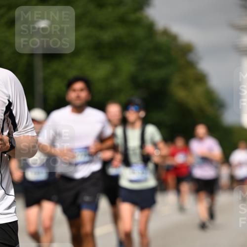 29.06.2025 - hella hamburg halbmarathon Dr. Thomas Lammeyer http://msf.ph/oto/8306669 29.06.2025 10:16:45 Kennedybrücke 1020, 1051, 2531, 2942, 3360, 3363, 4187, 4532, 6489, 7014, 7873, 8398, 8405, 8917, 9705, 10067, 10402, 10409, 11025 meine-sportfotos.de