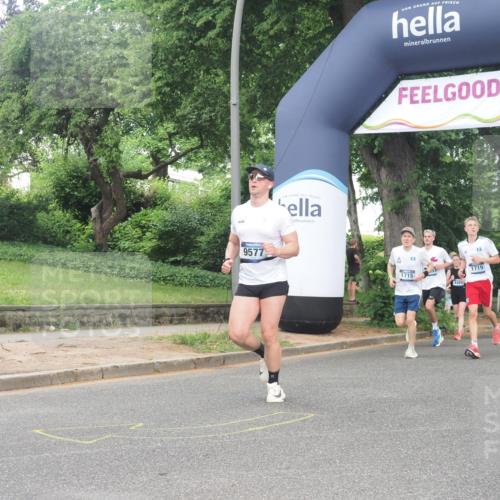 29.06.2025 - hella hamburg halbmarathon KatJ http://msf.ph/oto/8306861 29.06.2025 10:44:05 Zwischen KM18-KM19 1719, 2883, 4951 meine-sportfotos.de