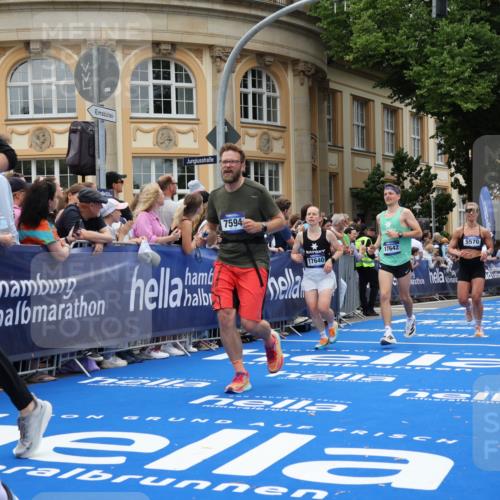29.06.2025 - hella hamburg halbmarathon Strokosch-Dieckow http://msf.ph/oto/8306929 29.06.2025 10:56:06 Ziel 1180, 3042, 3058, 4594, 4813, 5492, 5570, 7594, 8330, 8639, 9907, 12545, 14363, 15484, 16113, 16176, 16634, 17468, 17640, 17642, 18212 meine-sportfotos.de