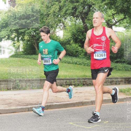 29.06.2025 - hella hamburg halbmarathon KatJ http://msf.ph/oto/8306986 29.06.2025 10:14:41 Zwischen KM18-KM19 2892, 7142, 7855 meine-sportfotos.de