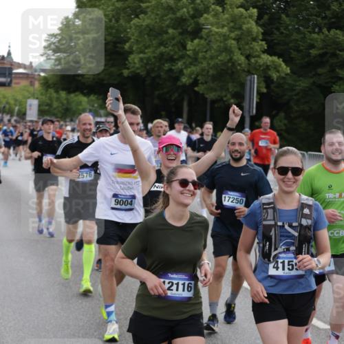 29.06.2025 - hella hamburg halbmarathon Jannik Wohlers http://msf.ph/oto/8307415 29.06.2025 10:38:12 Lombardsbrücke 56, 1721, 2151, 2576, 2660, 2693, 3216, 3323, 3726, 3777, 3841, 4028, 4139, 4155, 4159, 4259, 4260, 4316, 4883, 5085, 5089, 5155, 5617, 5684, 5735, 5913, 6695, 6696, 6875, 7117, 7148, 7371, 7561, 7692, 7849, 8583, 8635, 8747, 9004, 9424, 11635, 11697, 12072, 12075, 12116, 12577, 13000, 13200, 13823, 14096, 15644, 15755, 16174, 16181, 16214, 16346, 16708, 17091, 17250, 17333, 17478, 18471, 18709 meine-sportfotos.de