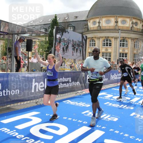 29.06.2025 - hella hamburg halbmarathon Michael Strokosch http://msf.ph/oto/8307489 29.06.2025 10:58:02 Ziel 1200, 2025, 3093, 3141, 3575, 4579, 6531, 7138, 7159, 7189, 8089, 10036, 11394, 11832, 12378, 12773, 13465, 14881, 15090, 15349, 15527, 18762 meine-sportfotos.de
