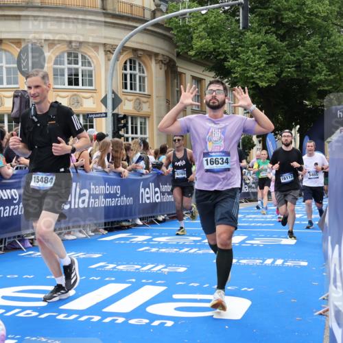 29.06.2025 - hella hamburg halbmarathon Strokosch-Dieckow http://msf.ph/oto/8307491 29.06.2025 10:56:14 Ziel 1193, 4029, 4594, 4813, 5465, 5492, 5672, 7547, 8330, 8639, 9903, 9907, 10789, 11231, 11309, 12348, 14363, 15300, 15484, 16113, 16375, 16634, 17468, 18117, 18495, 18652, 18741, 19152 meine-sportfotos.de