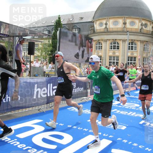 29.06.2025 - hella hamburg halbmarathon Michael Strokosch http://msf.ph/oto/8307645 29.06.2025 10:58:03 Ziel 1200, 2025, 3093, 3141, 3575, 4579, 6531, 6892, 7159, 7189, 8089, 10036, 11394, 11832, 12378, 12773, 13465, 14881, 15090, 15349, 15527, 18762 meine-sportfotos.de
