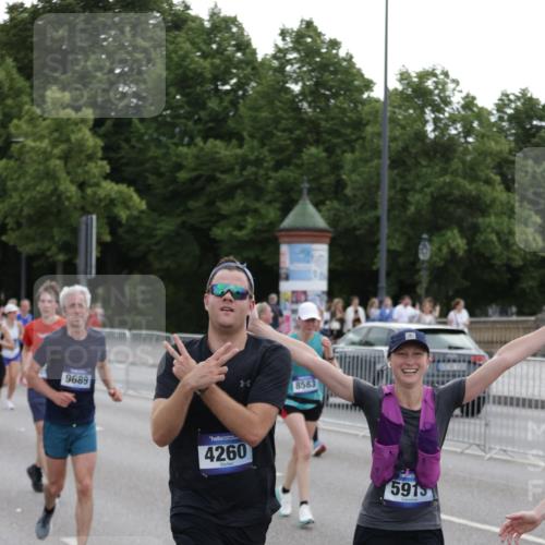 29.06.2025 - hella hamburg halbmarathon Jannik Wohlers http://msf.ph/oto/8307820 29.06.2025 10:38:17 Lombardsbrücke 56, 1721, 2576, 2660, 2693, 3216, 3323, 3726, 3927, 4028, 4139, 4155, 4259, 4260, 4316, 5617, 5684, 5913, 6695, 6696, 6875, 7148, 7263, 7371, 7561, 7692, 7849, 8367, 8583, 8635, 8747, 9004, 9455, 11059, 11635, 11697, 12028, 12072, 12075, 12577, 13000, 14096, 15755, 16174, 16181, 16346, 17250, 17333, 17478, 18050, 18471, 18504, 18709 meine-sportfotos.de