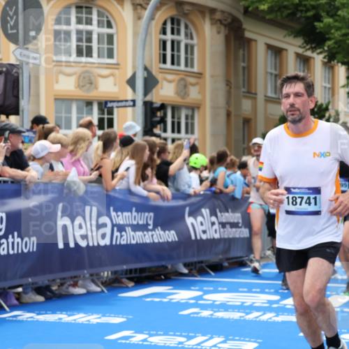 29.06.2025 - hella hamburg halbmarathon Strokosch-Dieckow http://msf.ph/oto/8307926 29.06.2025 10:56:20 Ziel 1193, 3048, 4029, 5465, 5672, 7547, 7742, 8863, 9622, 9903, 10665, 10789, 11231, 11309, 12348, 15300, 15818, 16375, 17468, 17734, 18117, 18495, 18652, 18741, 19152 meine-sportfotos.de