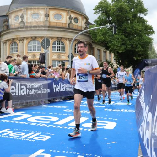 29.06.2025 - hella hamburg halbmarathon Strokosch-Dieckow http://msf.ph/oto/8307932 29.06.2025 10:56:21 Ziel 1193, 3048, 4029, 5465, 5672, 6399, 7547, 7742, 8863, 9622, 9903, 10665, 10789, 11231, 11309, 12348, 15300, 15818, 16257, 16375, 17734, 18117, 18495, 18652, 18741, 19152 meine-sportfotos.de