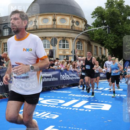 29.06.2025 - hella hamburg halbmarathon Strokosch-Dieckow http://msf.ph/oto/8307970 29.06.2025 10:56:22 Ziel 3048, 4029, 5672, 6399, 7547, 7742, 8863, 9622, 9903, 10665, 11231, 11309, 12348, 15300, 15407, 15818, 16257, 16261, 16375, 17268, 17734, 18117, 18495, 18652, 18741, 19152 meine-sportfotos.de
