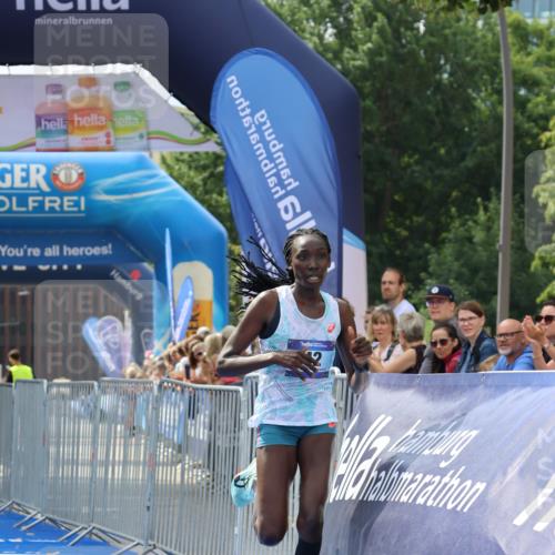 29.06.2025 - hella hamburg halbmarathon Strokosch-Dieckow http://msf.ph/oto/8307993 29.06.2025 10:13:58 Ziel 31, 42, 14689 meine-sportfotos.de