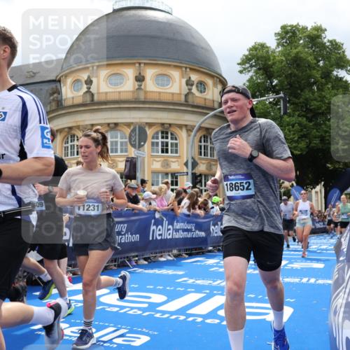 29.06.2025 - hella hamburg halbmarathon Strokosch-Dieckow http://msf.ph/oto/8308101 29.06.2025 10:56:24 Ziel 1583, 3048, 4029, 5672, 5744, 6399, 7547, 7742, 8863, 9622, 10093, 10665, 11231, 11309, 15300, 15407, 15818, 16257, 16261, 16375, 17268, 17734, 18117, 18495, 18652, 18741, 18746, 18835 meine-sportfotos.de