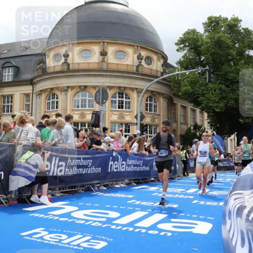 29.06.2025 - hella hamburg halbmarathon Strokosch-Dieckow http://msf.ph/oto/8308129 29.06.2025 10:56:24 Ziel 1583, 3048, 4029, 5672, 5744, 6399, 7547, 7742, 8863, 9622, 10093, 10665, 11231, 11309, 15300, 15407, 15818, 16257, 16261, 16375, 17268, 17734, 18117, 18495, 18652, 18741, 18746, 18835 meine-sportfotos.de