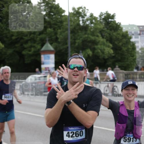 29.06.2025 - hella hamburg halbmarathon Jannik Wohlers http://msf.ph/oto/8308146 29.06.2025 10:38:18 Lombardsbrücke 56, 1390, 1721, 2576, 2660, 2693, 3216, 3323, 3726, 3927, 4028, 4259, 4260, 4316, 5617, 5684, 5913, 6695, 6696, 6875, 7148, 7263, 7371, 7561, 7692, 7849, 8367, 8583, 8635, 8747, 9004, 9455, 9708, 10604, 11059, 11635, 11697, 12028, 12072, 12075, 12577, 12722, 14096, 15755, 16181, 16346, 17250, 17333, 17478, 18050, 18471, 18504, 18709 meine-sportfotos.de