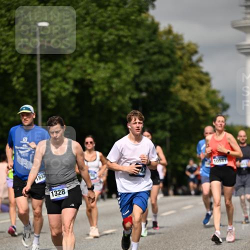 29.06.2025 - hella hamburg halbmarathon Dr. Thomas Lammeyer http://msf.ph/oto/8308257 29.06.2025 10:17:04 Kennedybrücke 1007, 1020, 1051, 1328, 3360, 4187, 4554, 5597, 5598, 6489, 7873, 8115, 8279, 9527, 10581 meine-sportfotos.de