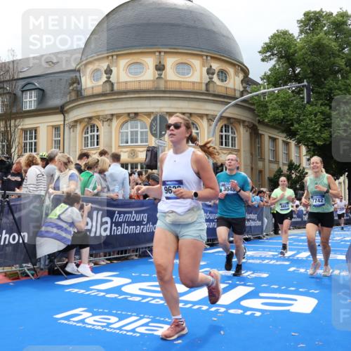 29.06.2025 - hella hamburg halbmarathon Strokosch-Dieckow http://msf.ph/oto/8308264 29.06.2025 10:56:26 Ziel 1583, 3048, 3413, 4029, 5672, 5744, 6399, 7742, 8542, 8652, 8863, 9562, 9622, 10093, 10665, 11231, 11309, 15300, 15407, 15818, 16257, 16261, 16375, 17268, 17734, 18117, 18495, 18652, 18746, 18835 meine-sportfotos.de