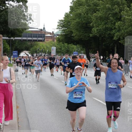 29.06.2025 - hella hamburg halbmarathon Jannik Wohlers http://msf.ph/oto/8308299 29.06.2025 10:38:19 Lombardsbrücke 56, 1232, 1390, 1721, 2576, 2660, 2693, 3216, 3323, 3726, 3927, 4028, 4259, 4260, 4316, 5617, 5684, 5913, 6695, 6696, 6875, 7148, 7263, 7371, 7561, 7849, 8367, 8583, 8635, 8747, 9004, 9455, 9708, 10554, 10604, 11059, 11635, 11697, 12028, 12072, 12075, 12577, 12722, 14096, 15755, 16181, 16346, 17250, 17333, 17478, 18050, 18471, 18504 meine-sportfotos.de