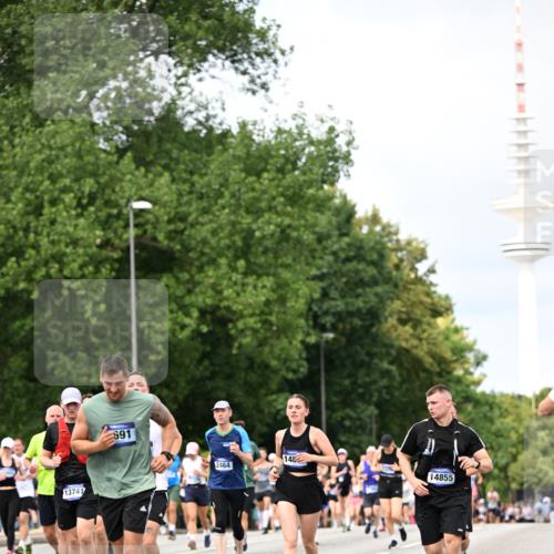 29.06.2025 - hella hamburg halbmarathon Dr. Thomas Lammeyer http://msf.ph/oto/8308446 29.06.2025 10:38:18 Kennedybrücke 1025, 1705, 1764, 1787, 2038, 2276, 2464, 2496, 2510, 2511, 2933, 3340, 3848, 4445, 4824, 4826, 4942, 5096, 5566, 5569, 5691, 6034, 6109, 6364, 6574, 6718, 6727, 7324, 7329, 7565, 7653, 7982, 8202, 8277, 8282, 9094, 9875, 10007, 10048, 10071, 10561, 10564, 11122, 11229, 11338, 11432 meine-sportfotos.de
