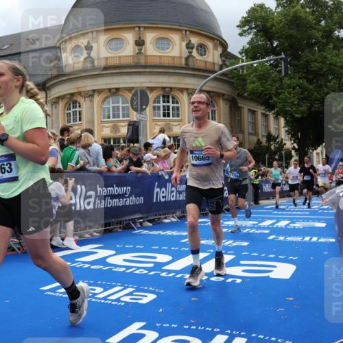 29.06.2025 - hella hamburg halbmarathon Strokosch-Dieckow http://msf.ph/oto/8308452 29.06.2025 10:56:28 Ziel 1583, 2083, 3048, 3413, 4029, 5672, 5721, 5744, 6399, 7742, 8542, 8652, 8863, 9562, 9622, 10093, 10665, 11231, 12509, 13863, 15407, 15818, 16257, 16261, 17268, 17734, 18746, 18835, 19120 meine-sportfotos.de