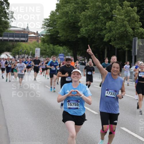 29.06.2025 - hella hamburg halbmarathon Jannik Wohlers http://msf.ph/oto/8308479 29.06.2025 10:38:19 Lombardsbrücke 56, 1232, 1390, 1721, 2576, 2660, 2693, 3216, 3323, 3726, 3927, 4028, 4259, 4260, 4316, 5617, 5684, 5913, 6695, 6696, 6875, 7148, 7263, 7371, 7561, 7849, 8367, 8583, 8635, 8747, 9004, 9455, 9708, 10554, 10604, 11059, 11635, 11697, 12028, 12072, 12075, 12577, 12722, 14096, 15755, 16181, 16346, 17250, 17333, 17478, 18050, 18471, 18504 meine-sportfotos.de