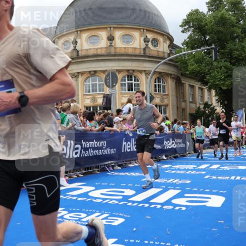 29.06.2025 - hella hamburg halbmarathon Strokosch-Dieckow http://msf.ph/oto/8308495 29.06.2025 10:56:29 Ziel 1583, 2083, 3048, 3413, 5721, 5744, 6399, 7037, 7742, 8311, 8542, 8652, 8863, 9562, 9622, 10093, 10665, 12509, 13863, 15145, 15407, 15818, 16257, 16261, 17268, 17734, 18746, 18835, 19120 meine-sportfotos.de