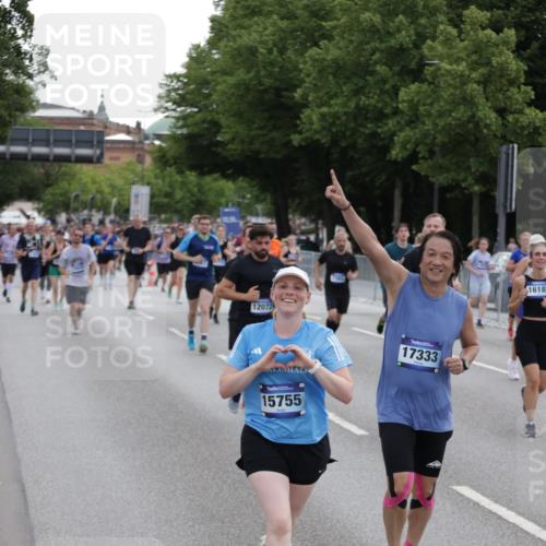 29.06.2025 - hella hamburg halbmarathon Jannik Wohlers http://msf.ph/oto/8308499 29.06.2025 10:38:19 Lombardsbrücke 56, 1232, 1390, 1721, 2576, 2660, 2693, 3216, 3323, 3726, 3927, 4028, 4259, 4260, 4316, 5617, 5684, 5913, 6695, 6696, 6875, 7148, 7263, 7371, 7561, 7849, 8367, 8583, 8635, 8747, 9004, 9455, 9708, 10554, 10604, 11059, 11635, 11697, 12028, 12072, 12075, 12577, 12722, 14096, 15755, 16181, 16346, 17250, 17333, 17478, 18050, 18471, 18504 meine-sportfotos.de