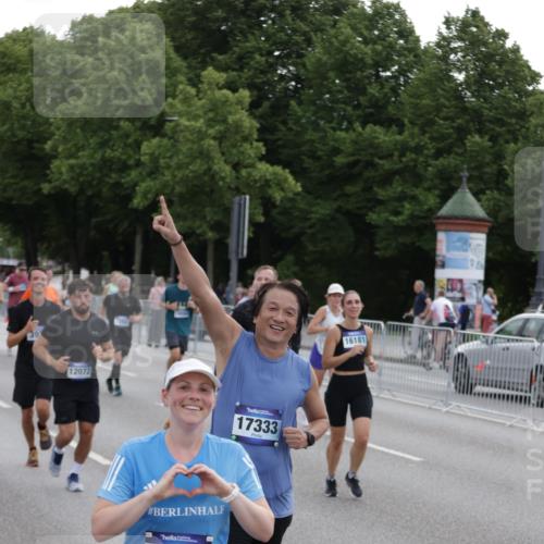 29.06.2025 - hella hamburg halbmarathon Jannik Wohlers http://msf.ph/oto/8308814 29.06.2025 10:38:20 Lombardsbrücke 56, 1232, 1390, 2576, 2660, 2693, 3216, 3323, 3726, 3927, 4028, 4259, 4260, 4316, 4964, 5617, 5684, 5913, 6695, 6696, 6875, 7148, 7263, 7561, 7849, 8367, 8583, 8635, 8747, 9004, 9455, 9708, 10554, 10604, 11059, 11635, 11697, 12028, 12072, 12075, 12577, 12722, 14096, 14557, 14558, 15755, 16181, 16346, 17250, 17333, 18050, 18471, 18504 meine-sportfotos.de
