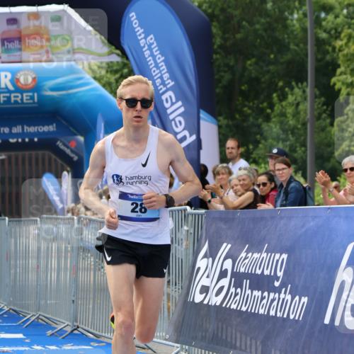29.06.2025 - hella hamburg halbmarathon Strokosch-Dieckow http://msf.ph/oto/8308848 29.06.2025 10:12:39 Ziel 28 meine-sportfotos.de