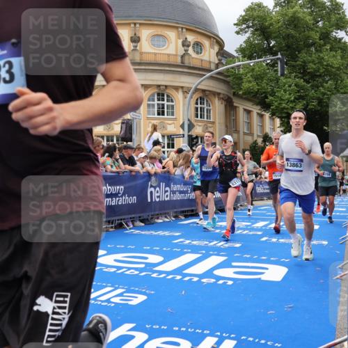 29.06.2025 - hella hamburg halbmarathon Strokosch-Dieckow http://msf.ph/oto/8308899 29.06.2025 10:56:37 Ziel 1583, 2083, 3413, 4152, 5721, 5744, 6416, 6759, 7037, 7646, 8311, 8542, 8652, 8744, 8996, 9488, 9562, 10093, 11083, 11870, 12509, 13863, 14369, 15134, 15145, 15431, 15712, 16043, 16121, 17259, 18340, 18634, 18746, 18835, 18899, 19120 meine-sportfotos.de