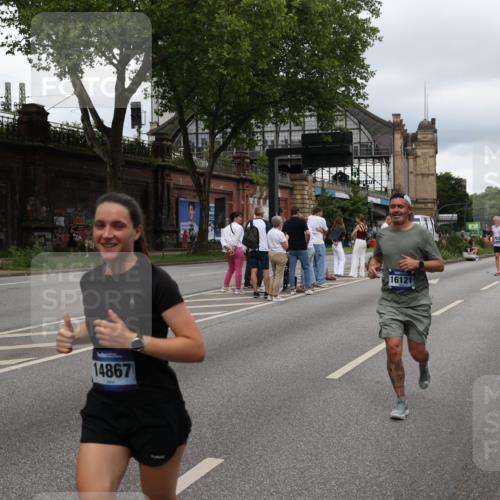 29.06.2025 - hella hamburg halbmarathon Yannick Fuchs http://msf.ph/oto/8309229 29.06.2025 10:50:32 20KM 1583, 1955, 2083, 2741, 3413, 3836, 4152, 5418, 5492, 5570, 6399, 6416, 6835, 7037, 7547, 7716, 8393, 8542, 8652, 8669, 8968, 8996, 9246, 9488, 9727, 9884, 9903, 9907, 9934, 10084, 10093, 10665, 11083, 11212, 12348, 12440, 12523, 12590, 12712, 13394, 13666, 13691, 13750, 14139, 14408, 14588, 14678, 14867, 15097, 15407, 15431, 15695, 16121, 16620, 16634, 16679, 17268, 17660, 17993, 18208, 18652, 18719, 18867, 18899, 19091 meine-sportfotos.de