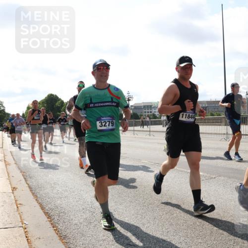 29.06.2025 - hella hamburg halbmarathon Lena Gebhardt http://msf.ph/oto/8309329 29.06.2025 09:59:45 Lombardsbrücke 1526, 53, 3279, 11844, 1006, 1125, 1319, 1334, 1366, 1595, 1642, 1834, 1914, 1955, 2282, 2348, 2364, 2391, 2432, 2630, 2676, 2677, 2910, 3112, 3279, 3668, 3836, 4013, 4231, 4426, 4772, 4837, 5015, 5134, 5277, 5299, 5341, 5457, 5458, 5465, 5866, 6174, 6201, 6202, 6414, 6415, 6416, 6462, 6587, 7037, 7129, 7130, 7395, 7833, 8330, 8520, 8542, 8652, 8846, 8929, 9142, 9488, 9903, 9907, 9922, 9984, 10020, 10031, 11039, 11568, 11844 meine-sportfotos.de