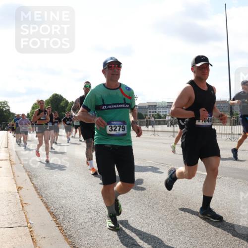 29.06.2025 - hella hamburg halbmarathon Lena Gebhardt http://msf.ph/oto/8309400 29.06.2025 09:59:45 Lombardsbrücke 1660, 263, 53, 3279, 844, 1006, 1125, 1319, 1334, 1366, 1595, 1642, 1834, 1914, 1955, 2282, 2348, 2364, 2391, 2432, 2630, 2676, 2677, 2910, 3112, 3279, 3668, 3836, 4013, 4231, 4426, 4772, 4837, 5015, 5134, 5277, 5299, 5341, 5457, 5458, 5465, 5866, 6174, 6201, 6202, 6414, 6415, 6416, 6462, 6587, 7037, 7129, 7130, 7395, 7833, 8330, 8520, 8542, 8652, 8846, 8929, 9142, 9488, 9903, 9907, 9922, 9984, 10020, 10031, 11039, 11568, 11844 meine-sportfotos.de