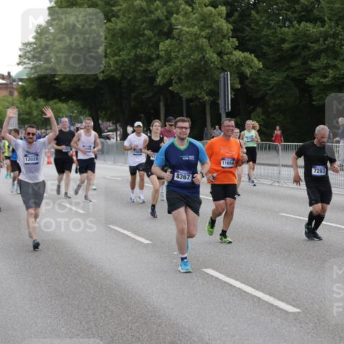 29.06.2025 - hella hamburg halbmarathon Jannik Wohlers http://msf.ph/oto/8309446 29.06.2025 10:38:24 Lombardsbrücke 56, 1232, 1390, 1451, 2524, 2576, 2660, 2693, 3307, 3323, 3726, 3927, 4028, 4257, 4259, 4260, 4316, 4320, 4964, 5913, 6695, 6696, 6875, 7263, 7849, 8367, 8583, 8747, 8783, 9455, 9708, 10554, 10604, 11059, 11635, 11697, 12028, 12072, 12075, 12722, 14557, 14558, 15755, 16181, 16346, 17333, 18050, 18504 meine-sportfotos.de