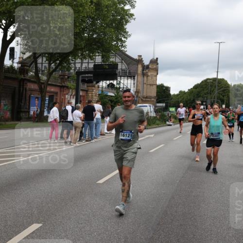 29.06.2025 - hella hamburg halbmarathon Yannick Fuchs http://msf.ph/oto/8309464 29.06.2025 10:50:32 20KM 1583, 1955, 2083, 2741, 3413, 3836, 4152, 5418, 5492, 5570, 6399, 6416, 6835, 7037, 7547, 7716, 8393, 8542, 8652, 8669, 8968, 8996, 9246, 9488, 9727, 9884, 9903, 9907, 9934, 10084, 10093, 10665, 11083, 11212, 12348, 12440, 12523, 12590, 12712, 13394, 13666, 13691, 13750, 14139, 14408, 14588, 14678, 14867, 15097, 15407, 15431, 15695, 16121, 16620, 16634, 16679, 17268, 17660, 17993, 18208, 18652, 18719, 18867, 18899, 19091 meine-sportfotos.de