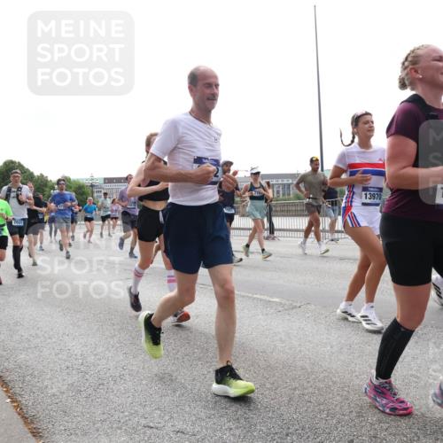 29.06.2025 - hella hamburg halbmarathon Lena Gebhardt http://msf.ph/oto/8309466 29.06.2025 10:37:14 Lombardsbrücke 2104, 2031, 4733, 1547, 13970, 1124, 97, 1022, 1118, 1253, 1276, 1337, 1339, 1488, 1490, 1597, 1819, 1952, 1954, 2016, 2031, 2072, 2104, 2272, 2480, 2486, 2552, 2640, 3127, 3165, 3714, 3873, 3895, 4097, 4347, 4733, 4762, 4996, 5146, 5171, 5186, 5224, 5538, 5560, 5640, 5786, 5789, 5790, 5940, 6172, 6359, 6584, 6804, 6821, 6955, 7085, 7202, 7235, 7544, 7707, 7773, 7777, 7823, 8007, 8257, 8258, 8315, 8499, 8758, 8811, 8843, 8936, 8937, 9054, 9055, 9295, 9524 meine-sportfotos.de