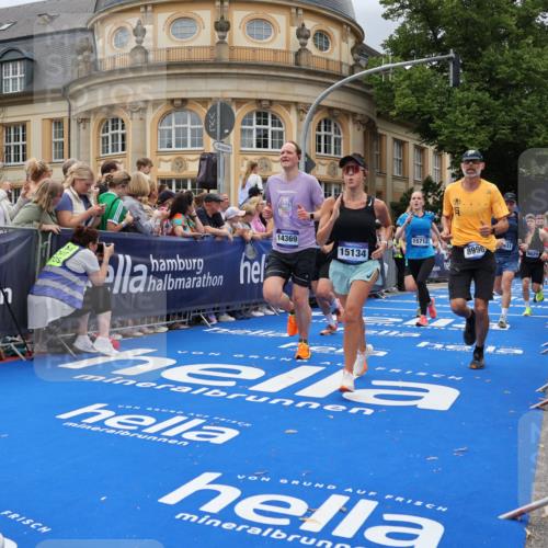 29.06.2025 - hella hamburg halbmarathon Strokosch-Dieckow http://msf.ph/oto/8309563 29.06.2025 10:56:45 Ziel 1955, 2378, 2741, 3836, 4152, 5418, 6835, 7646, 7716, 8744, 8825, 8996, 9488, 11083, 11870, 13816, 14369, 14461, 15134, 15431, 15712, 16008, 16009, 16043, 16121, 16679, 17133, 18340, 18634, 18899 meine-sportfotos.de