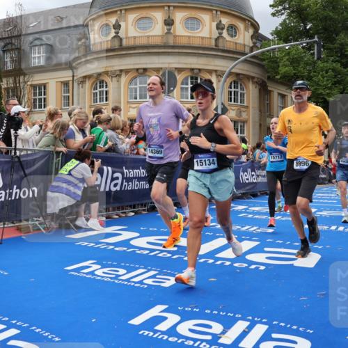29.06.2025 - hella hamburg halbmarathon Strokosch-Dieckow http://msf.ph/oto/8309618 29.06.2025 10:56:46 Ziel 1955, 2378, 2741, 3836, 4152, 5418, 6835, 7646, 7716, 8825, 8996, 9488, 11083, 11870, 13816, 14369, 14461, 15134, 15431, 15712, 16008, 16009, 16043, 16121, 16679, 17133, 18634 meine-sportfotos.de
