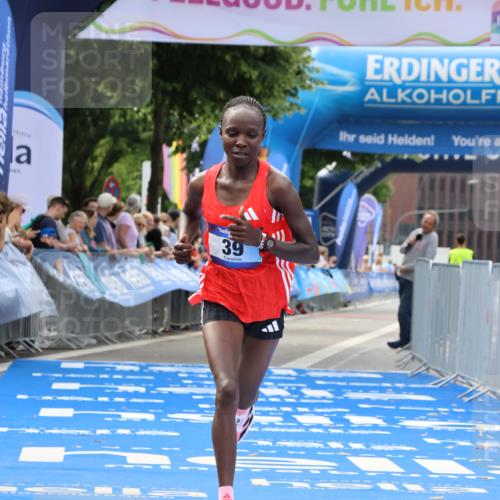 29.06.2025 - hella hamburg halbmarathon Strokosch-Dieckow http://msf.ph/oto/8309823 29.06.2025 10:12:21 Ziel 39, 47 meine-sportfotos.de
