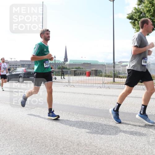 29.06.2025 - hella hamburg halbmarathon Lena Gebhardt http://msf.ph/oto/8309915 29.06.2025 10:12:13 Lombardsbrücke 184, 7474, 1062, 1790, 1850, 2661, 2964, 3262, 3363, 3746, 4453, 4499, 5166, 5176, 5379, 5597, 5598, 6822, 6871, 6966, 7474, 9191, 9253, 9254, 9405, 9428, 9705, 10042, 10409, 10581, 10685, 11507, 11509, 11525, 11537, 11581, 11917, 12473, 13171, 13542, 13958, 14060, 14196, 14313, 14384, 14863, 14868, 15137, 16379, 16976, 17638, 17774, 18261, 18395, 18429, 18655 meine-sportfotos.de